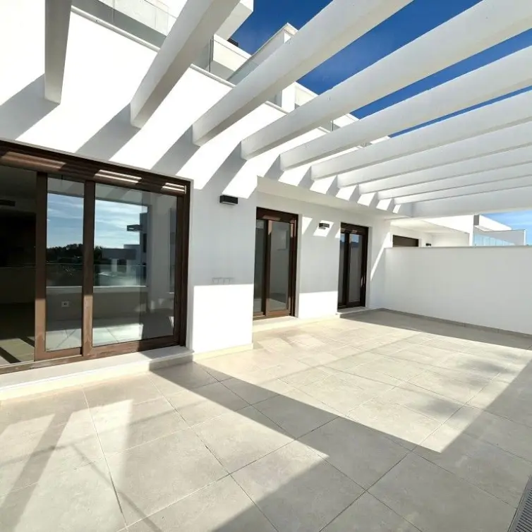 Sale of middle floor apartment in Estepona
