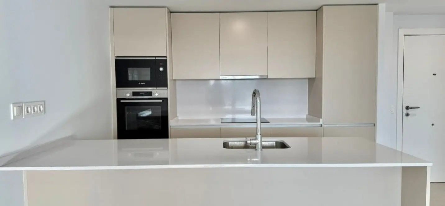 Sale of middle floor apartment in Estepona 1