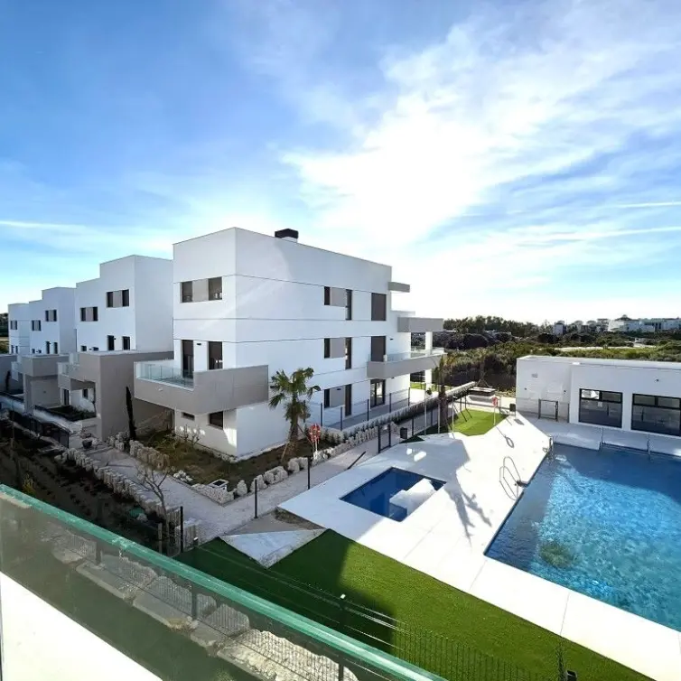 Sale of middle floor apartment in Estepona