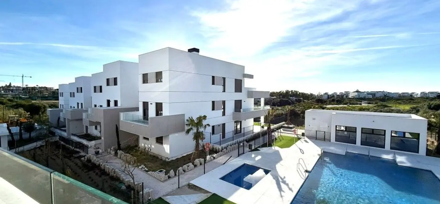 Sale of middle floor apartment in Estepona 2