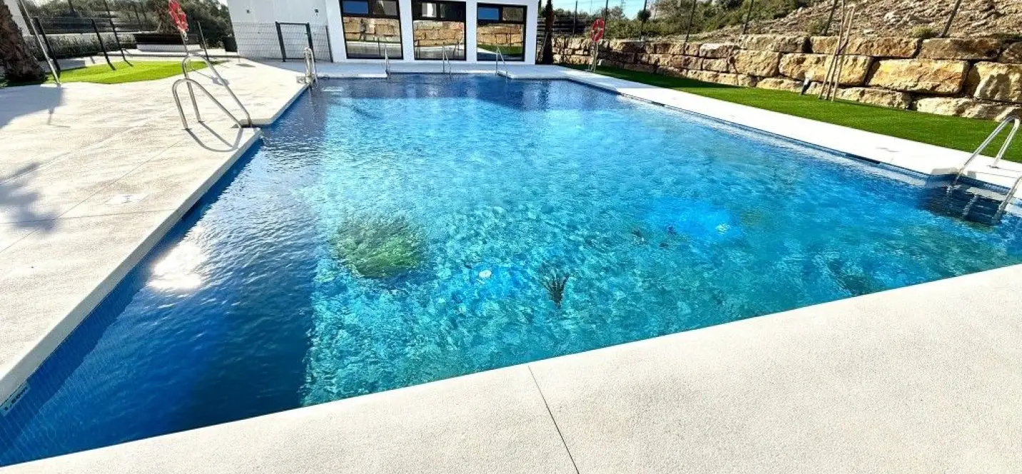 Sale of middle floor apartment in Estepona 3