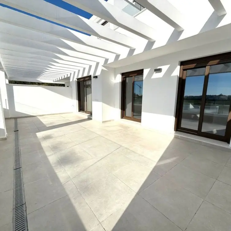 Sale of middle floor apartment in Estepona