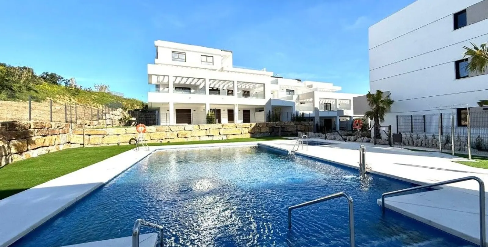 Продажа апартаментов на среднем этаже в Estepona 6