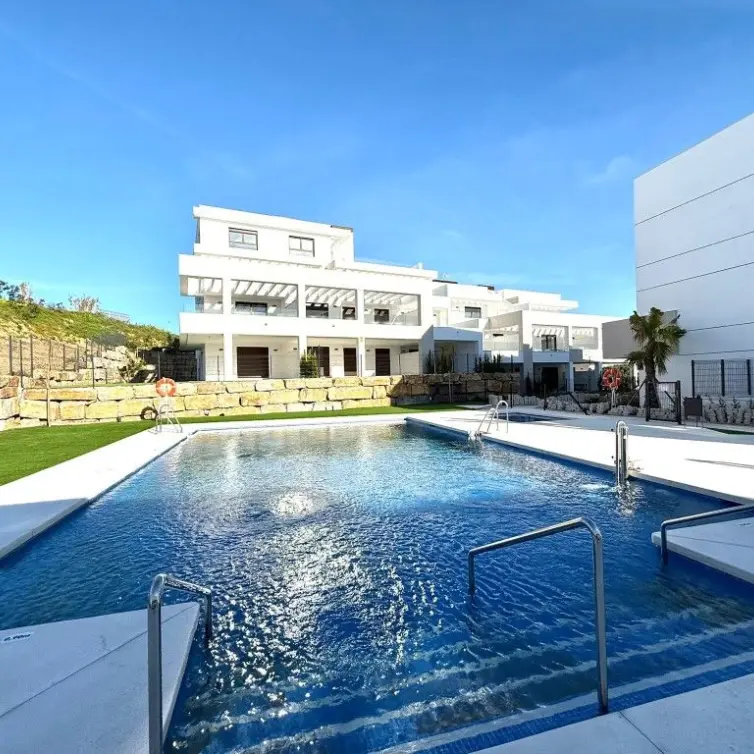 Sale of middle floor apartment in Estepona