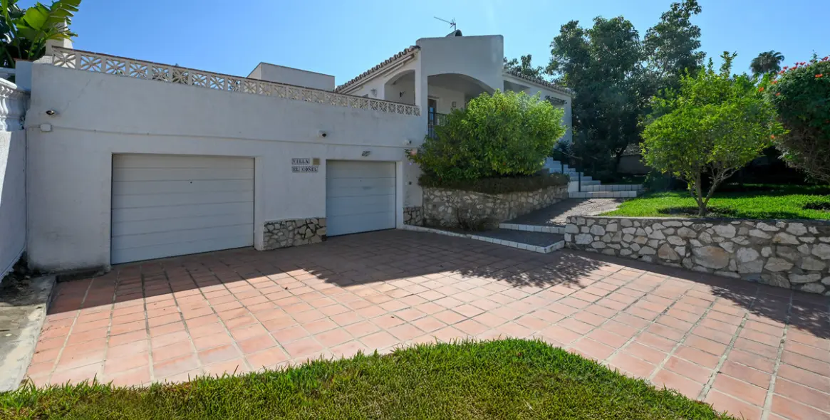 Sale of detached villa in Cerros del Aguila 2