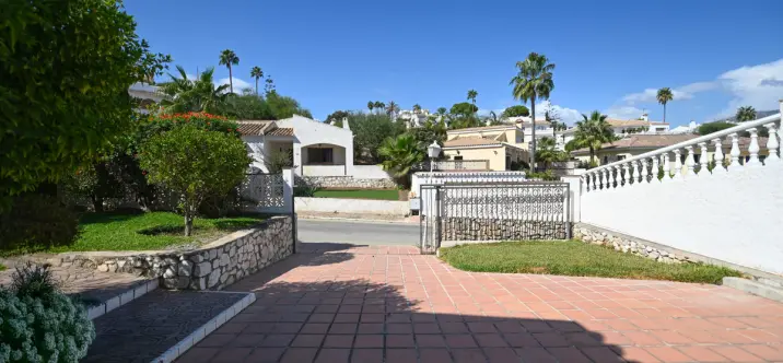Sale of detached villa in Cerros del Aguila 2