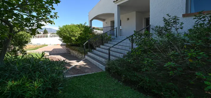 Sale of detached villa in Cerros del Aguila 4
