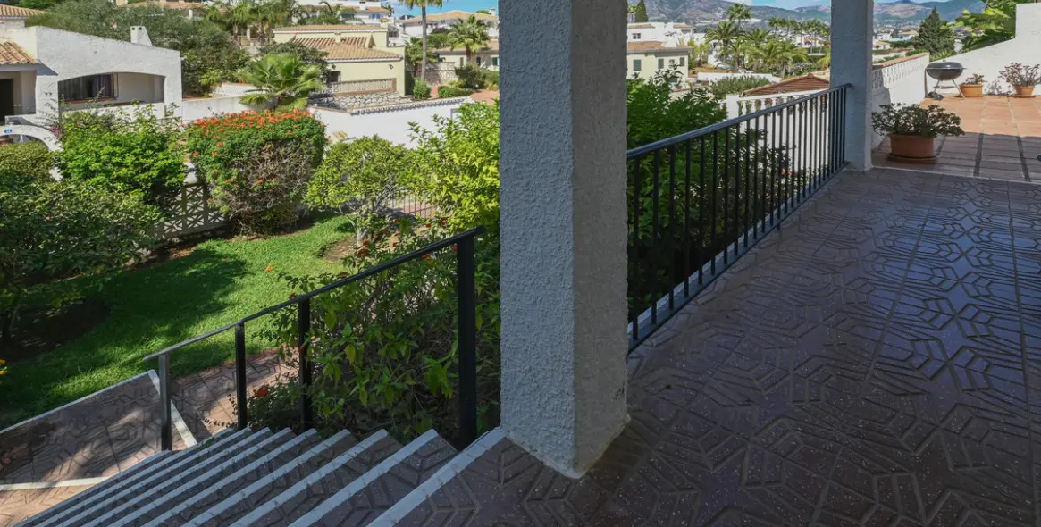Sale of detached villa in Cerros del Aguila 22