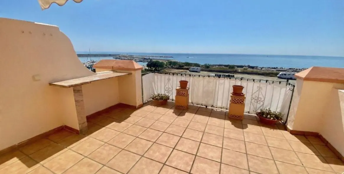 Sale of townhouse in Estepona 1