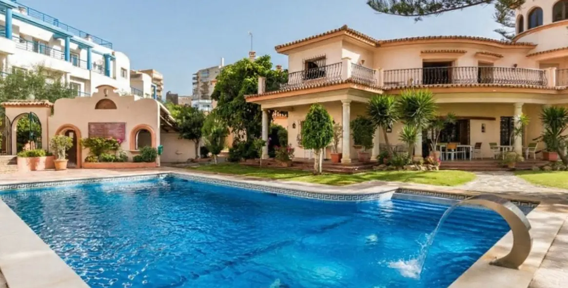 Sale of townhouse in Estepona 2
