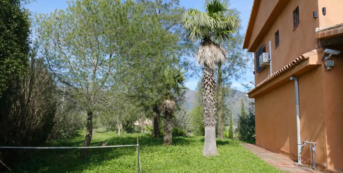 Sale of detached villa in Entrerrios 13