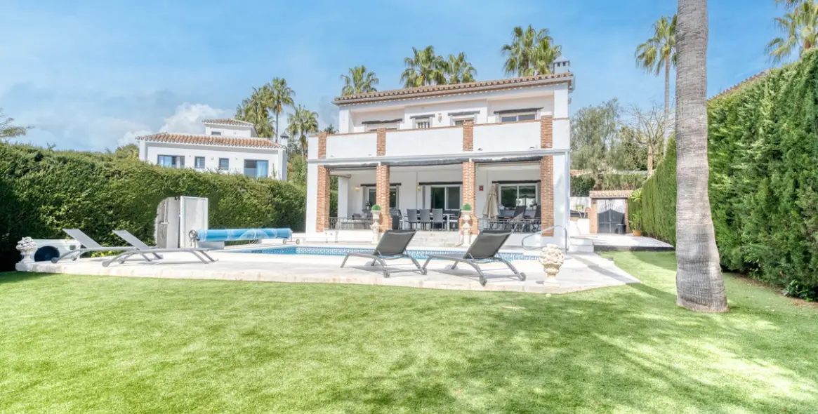 Sale of detached villa in Calahonda 1