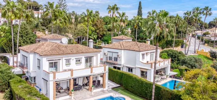 Sale of detached villa in Calahonda 1