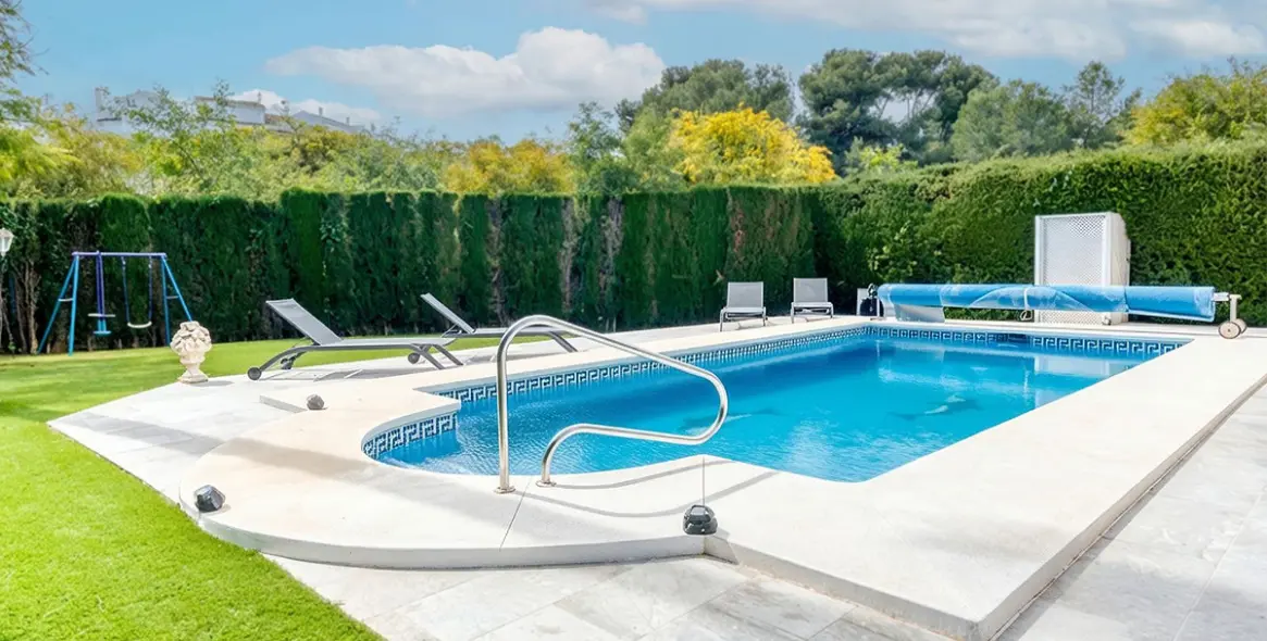 Sale of detached villa in Calahonda 3