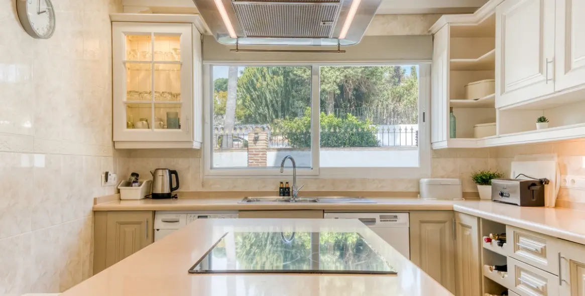 Sale of detached villa in Calahonda 9