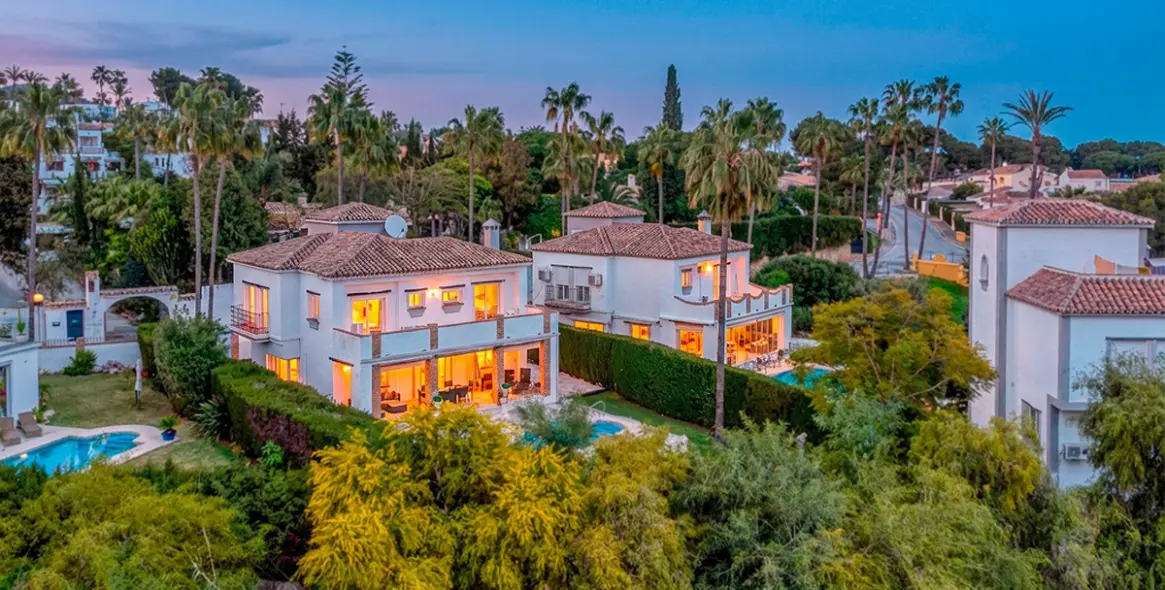 Sale of detached villa in Calahonda 11