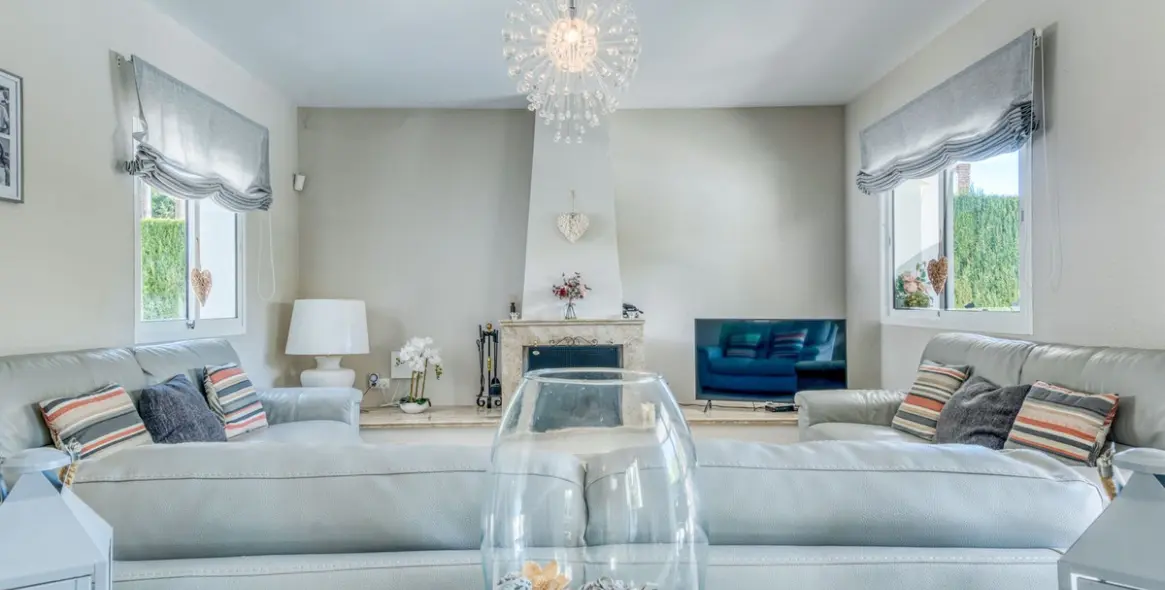 Sale of detached villa in Calahonda 14