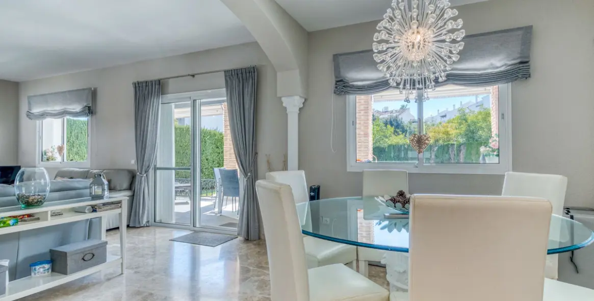 Sale of detached villa in Calahonda 15