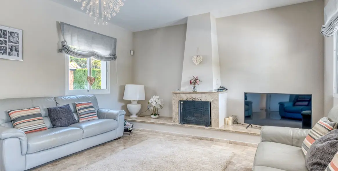 Sale of detached villa in Calahonda 17