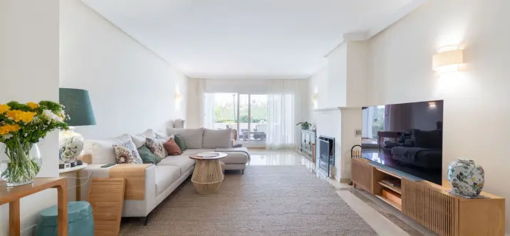 Sale of ground floor apartment in Los Monteros 3