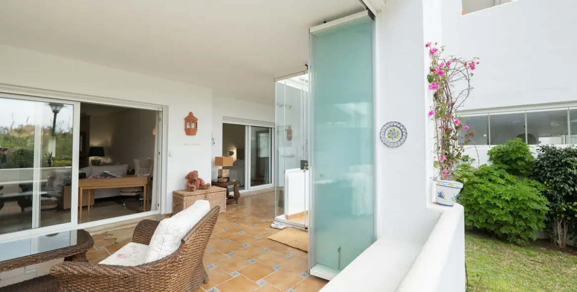 Sale of ground floor apartment in Los Monteros 10