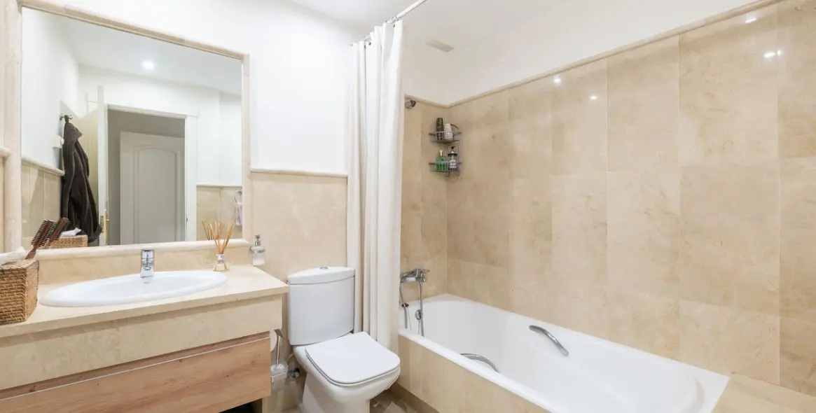 Sale of ground floor apartment in Los Monteros 16