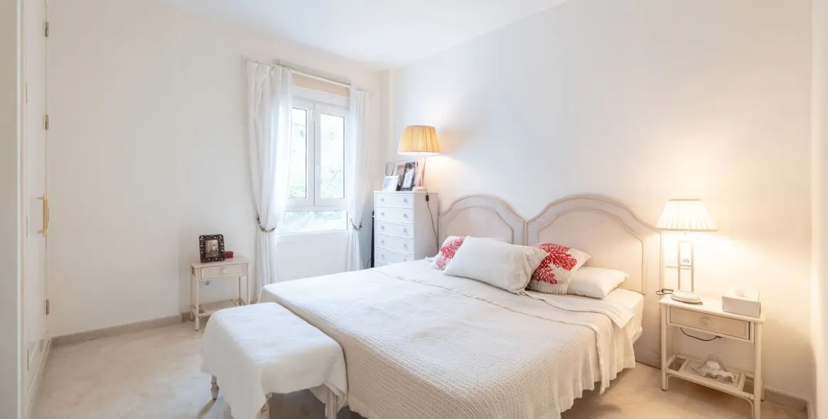 Sale of ground floor apartment in Los Monteros 18