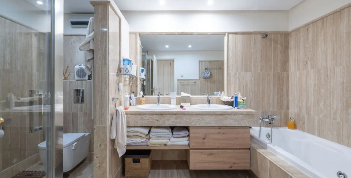 Sale of ground floor apartment in Los Monteros 20