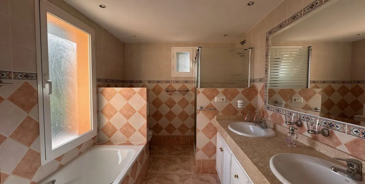 Long-term rent of detached villa in Nueva Andalucía 8