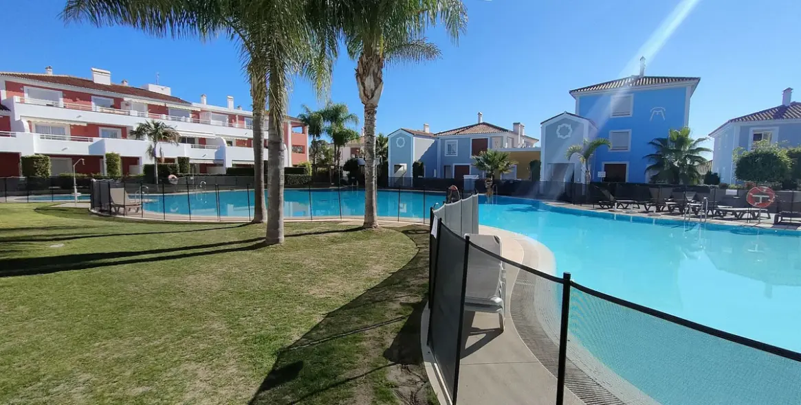 Продажа апартаментов на первом этаже в Estepona 1