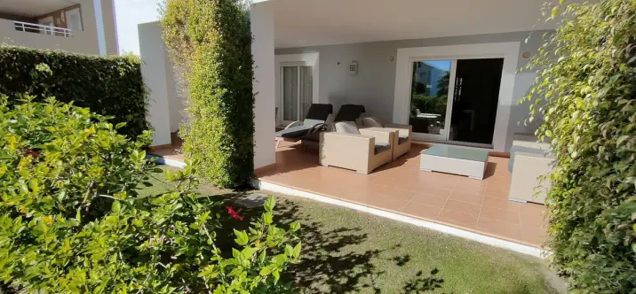 Sale of ground floor apartment in Estepona 2