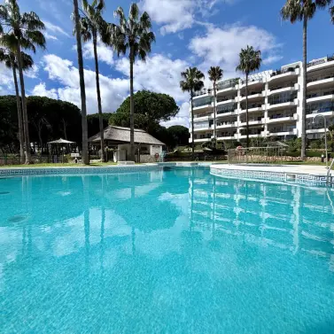 Продажа апартаментов на первом этаже в Calahonda