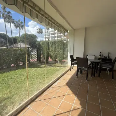 Продажа апартаментов на первом этаже в Calahonda