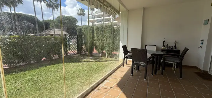 Продажа апартаментов на первом этаже в Calahonda 2