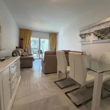 Продажа апартаментов на первом этаже в Calahonda