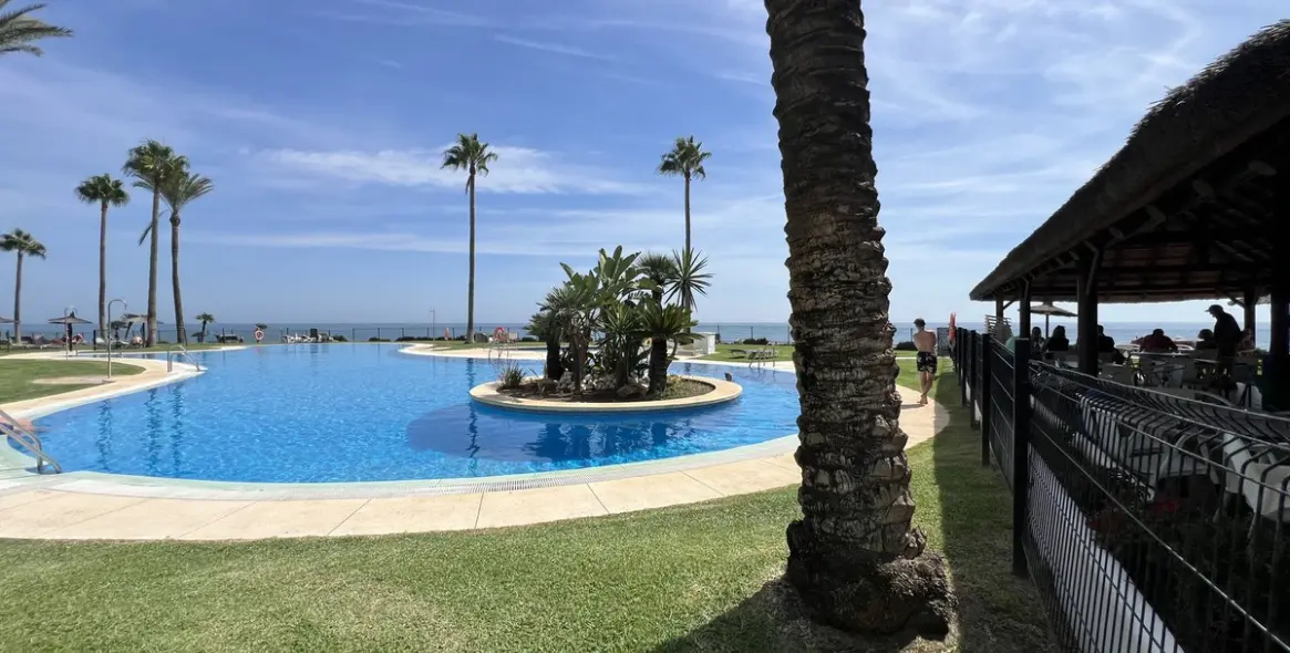 Sale of ground floor apartment in Calahonda 6