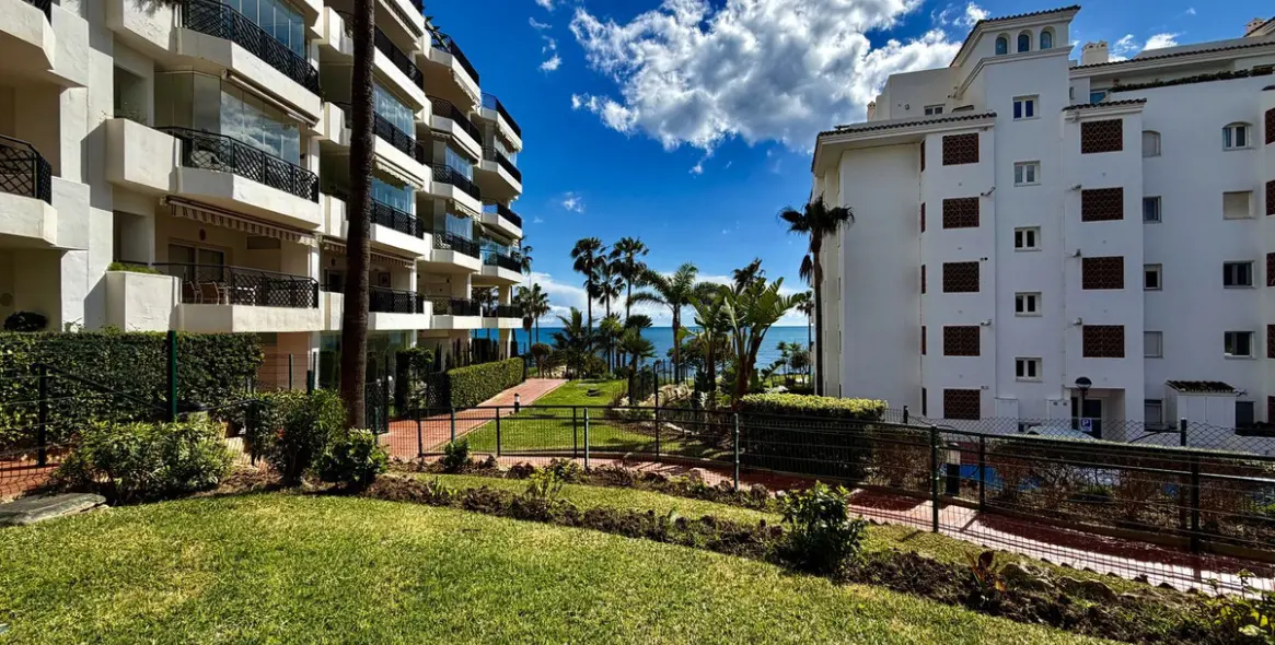 Sale of ground floor apartment in Calahonda 12
