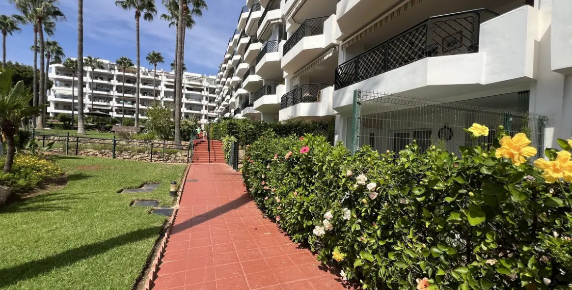 Sale of ground floor apartment in Calahonda 13