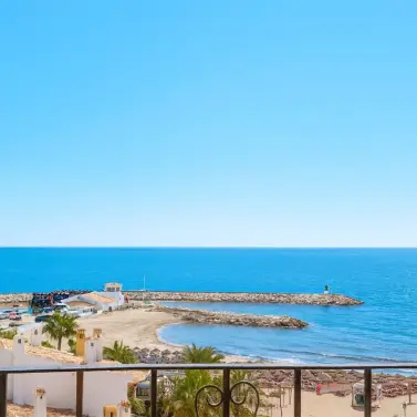 Sale of middle floor apartment in Puerto de Cabopino