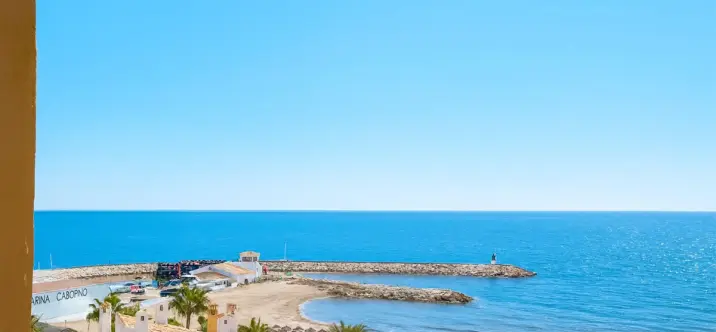 Sale of middle floor apartment in Puerto de Cabopino 0