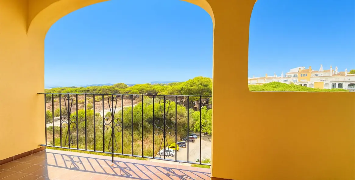 Продажа апартаментов на среднем этаже в Puerto de Cabopino 3