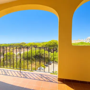 Sale of middle floor apartment in Puerto de Cabopino