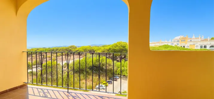 Sale of middle floor apartment in Puerto de Cabopino 2