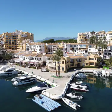 Sale of middle floor apartment in Puerto de Cabopino