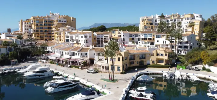 Sale of middle floor apartment in Puerto de Cabopino 3