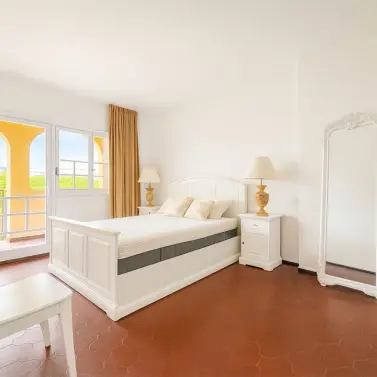 Sale of middle floor apartment in Puerto de Cabopino