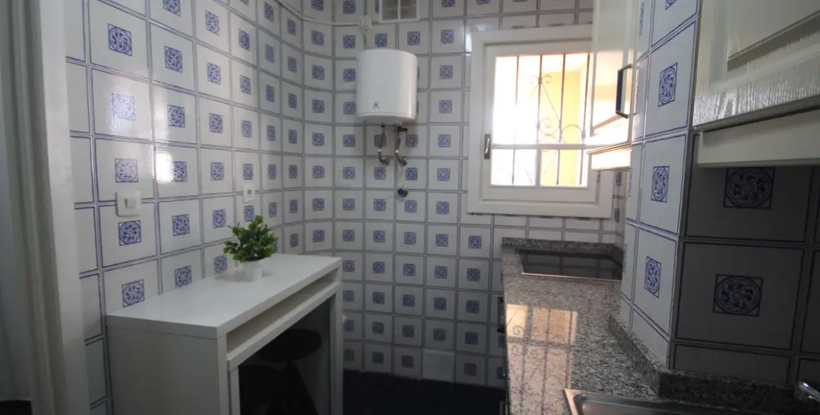 Sale of middle floor apartment in Puerto de Cabopino 26