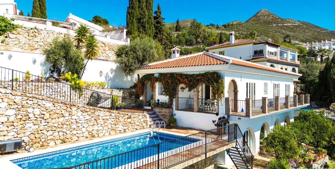 Продажа  отдельно стоящей виллы в Cómpeta 1