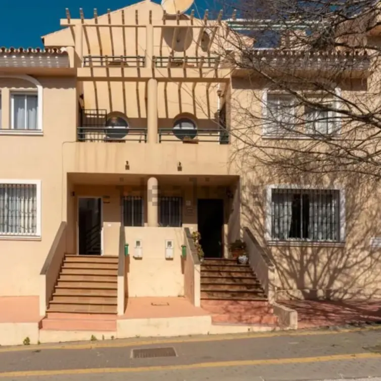 Продажа дома на две семьи в Marbella