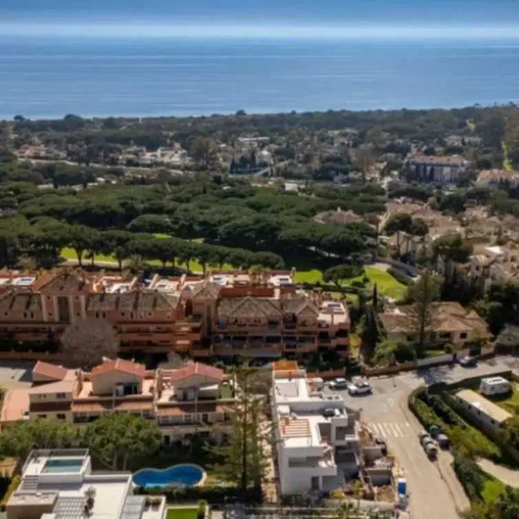 Продажа дома на две семьи в Marbella